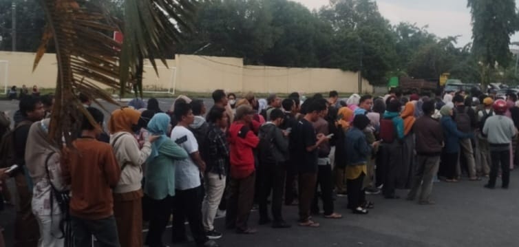 Sejak Subuh Polres Loteng di Padati Masyarakat