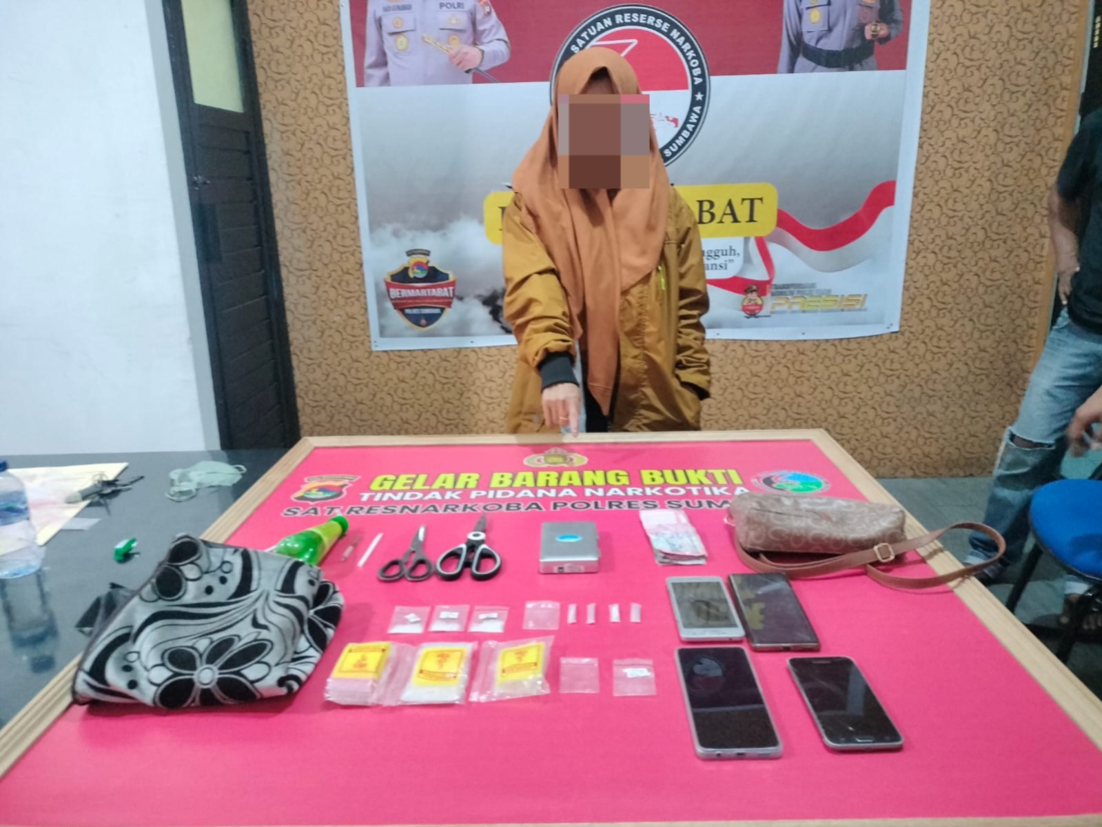 Wanita Terduga Pengedar Narkoba Ditangkap, Barang Bukti Yang Disita Sabu Delapan Poket!