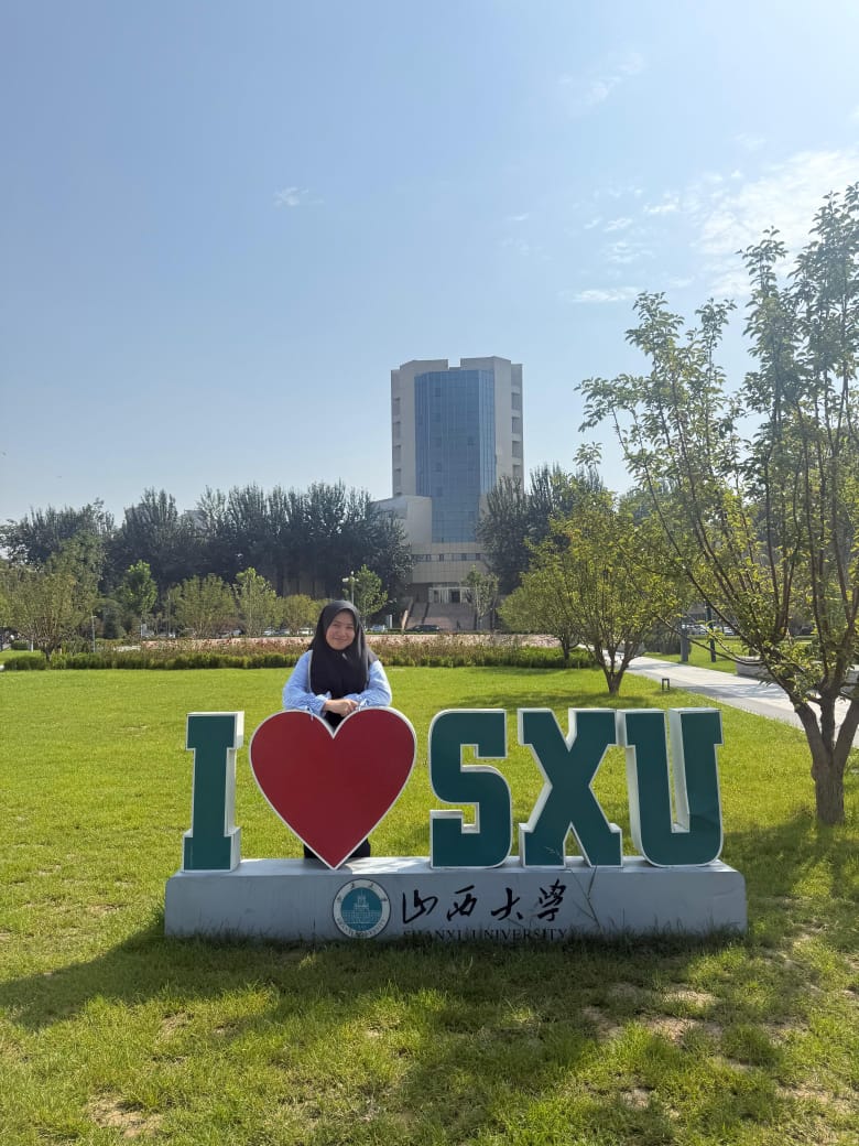Dari Sumbawa ke Dunia: Santri Dea Malela Tembus Universitas Bergengsi di Rusia dan China