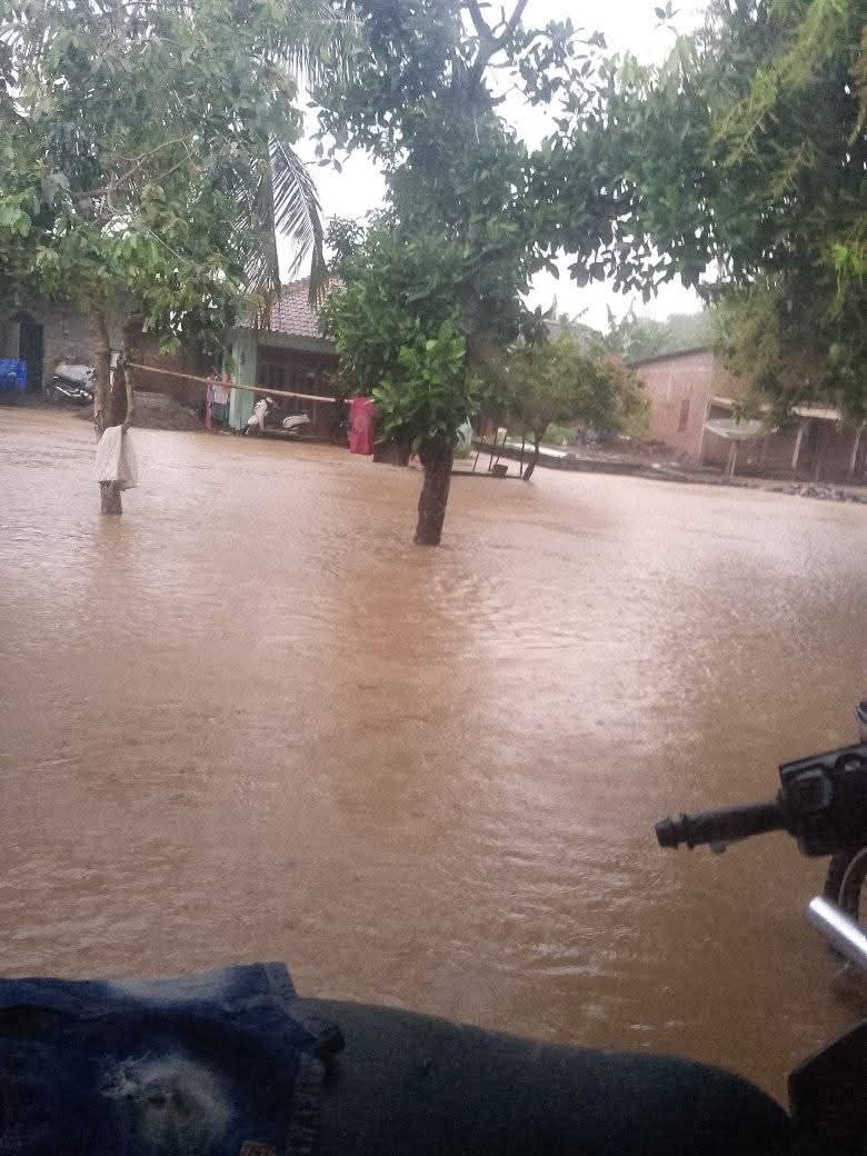 Dusun Kalbir, Desa Emang Lestari, luapan sungai membuat pemukiman warga tergenang sejak Selasa sore (9/9) hingga Rabu pagi (10/9)